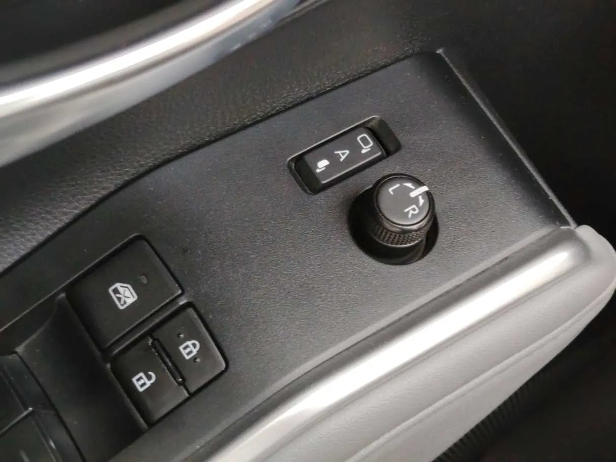 Car image 30