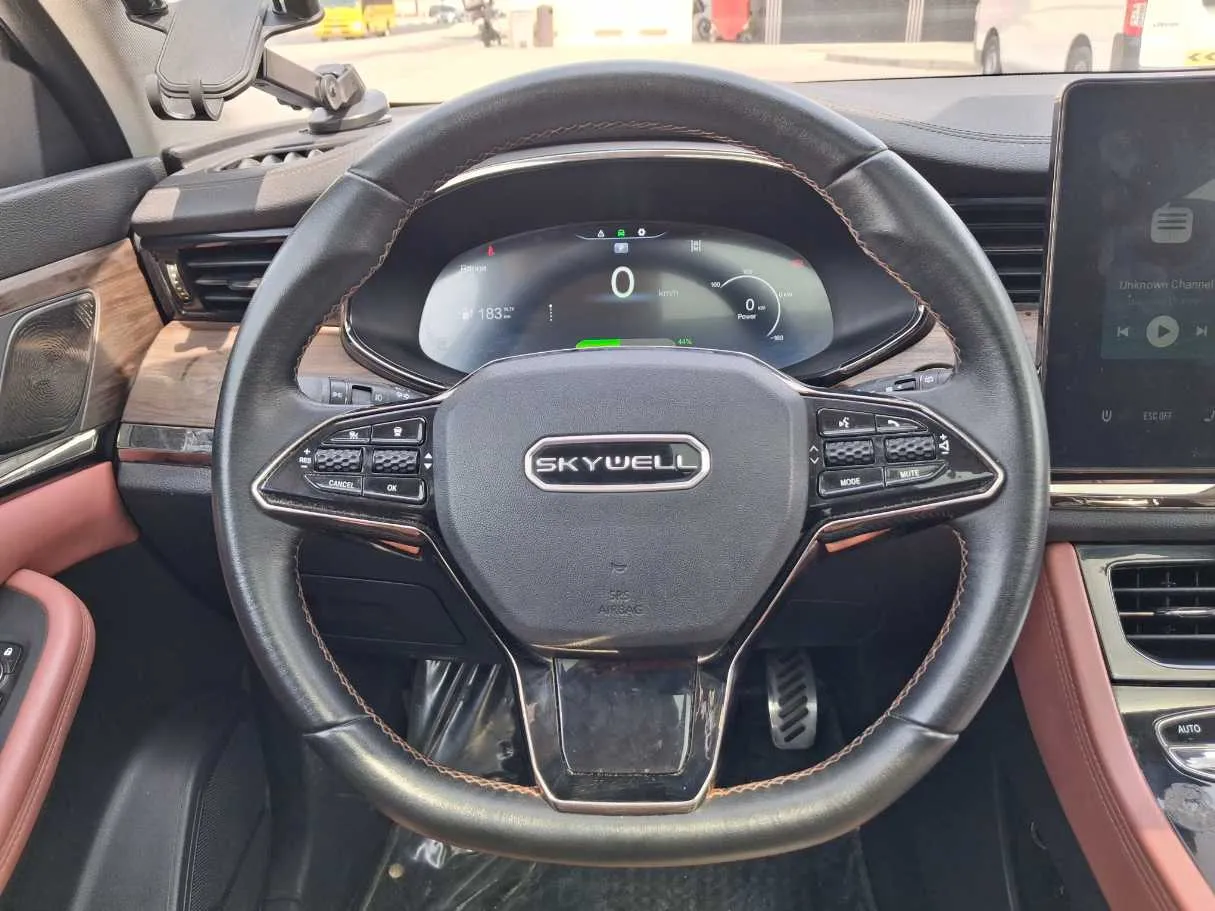 Car image 14