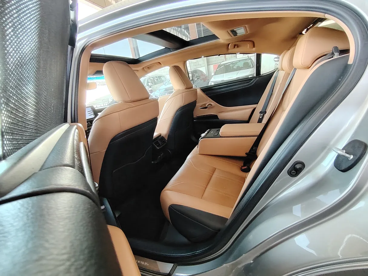 Car image 24