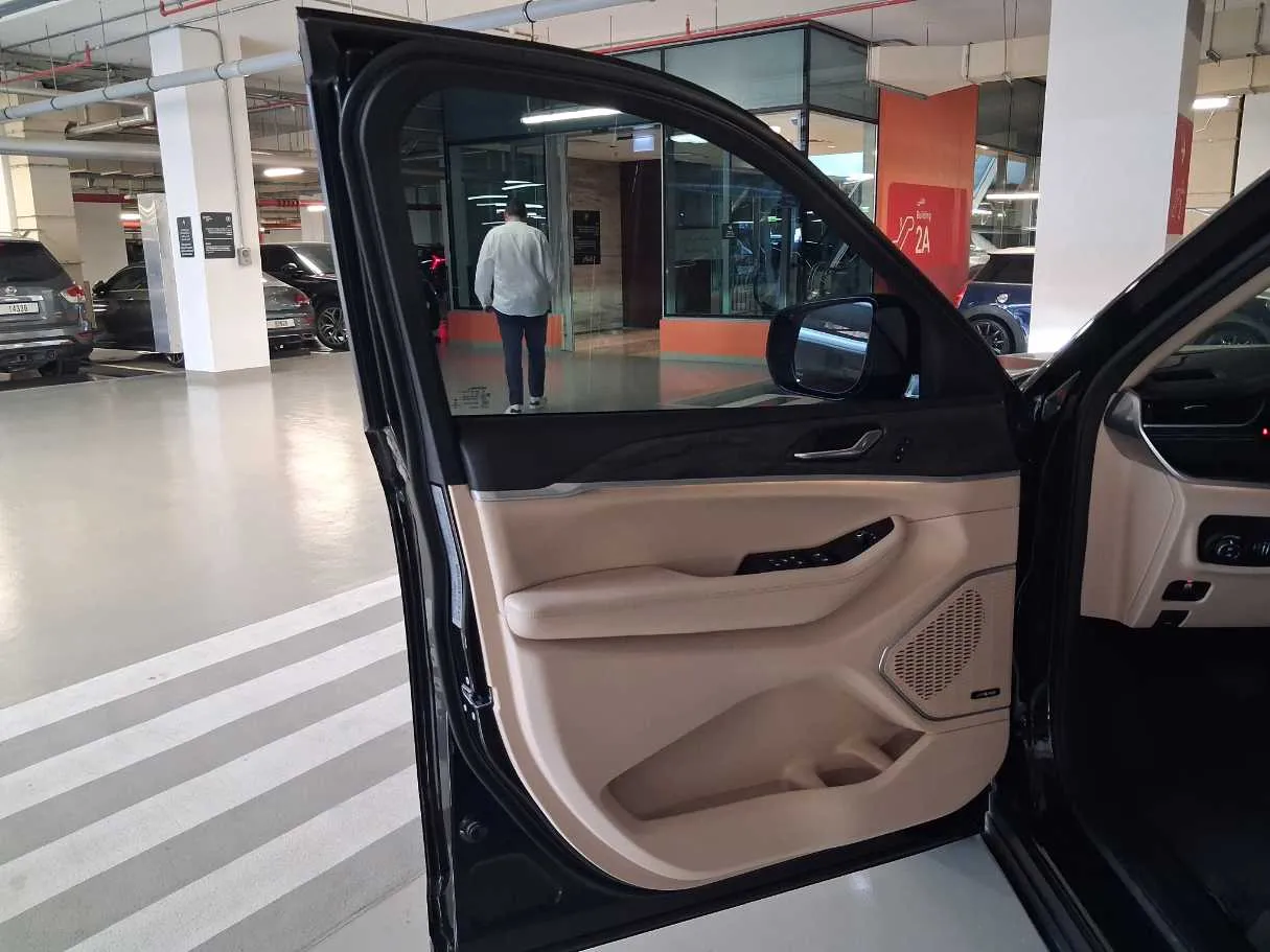 Car image 10