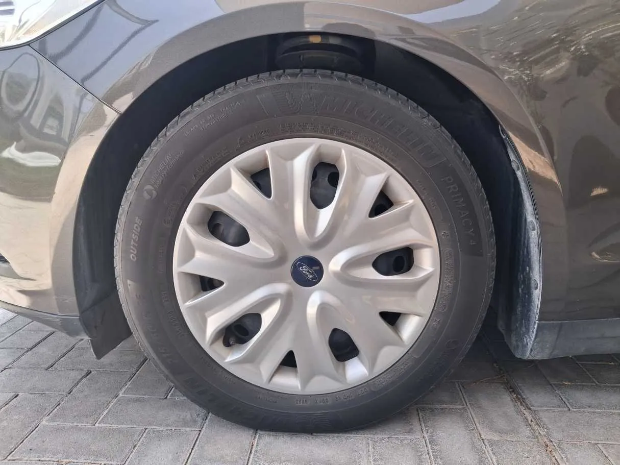 Car image 17