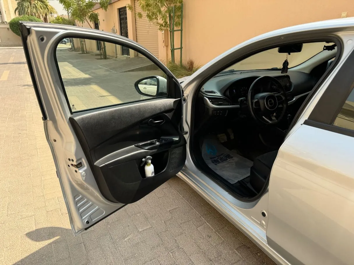 Car image 9
