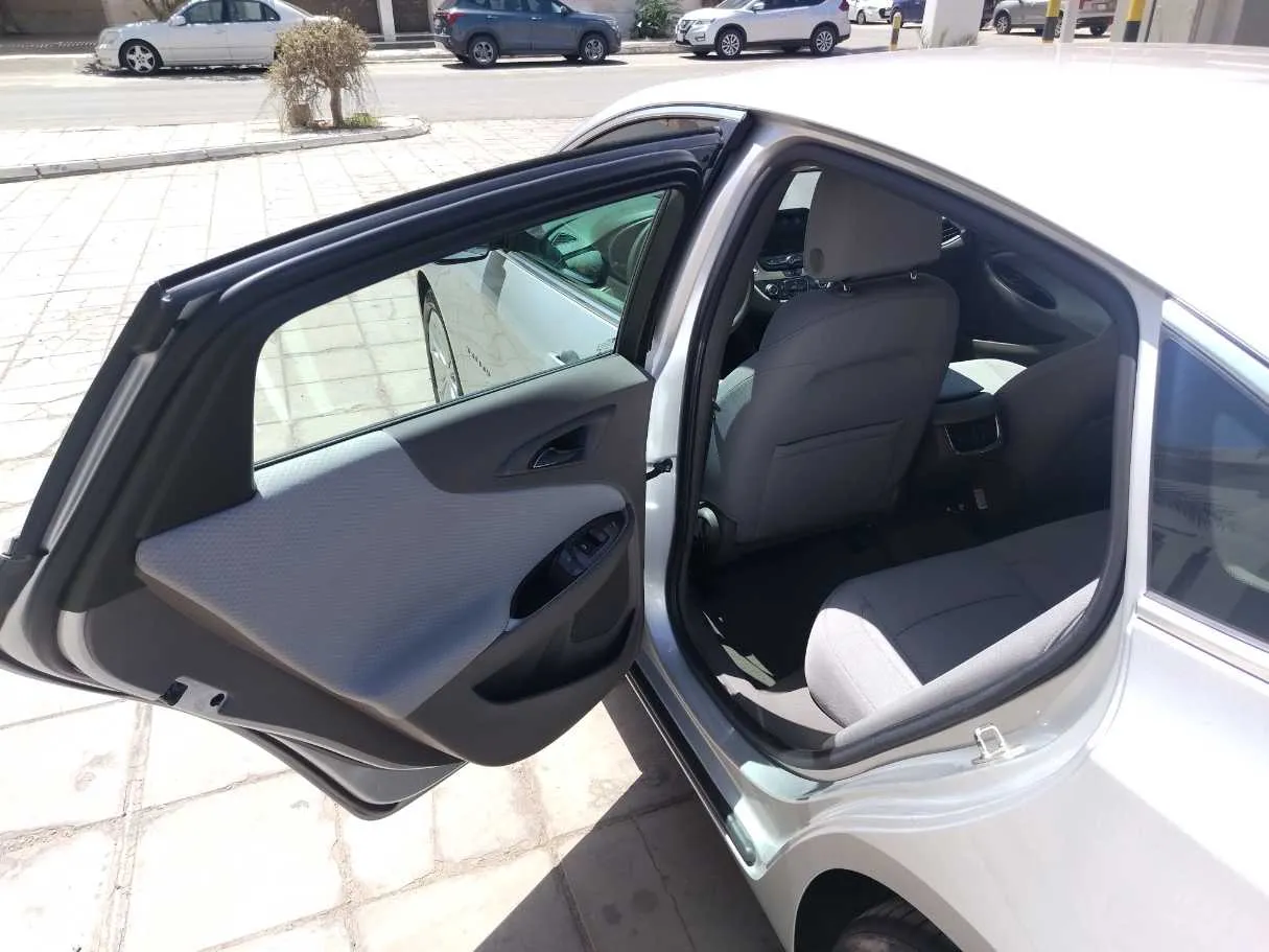Car image 14