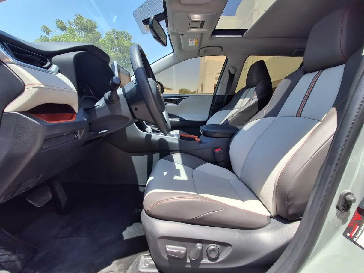 Car image 12