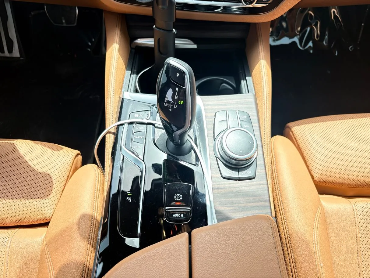 Car image 19