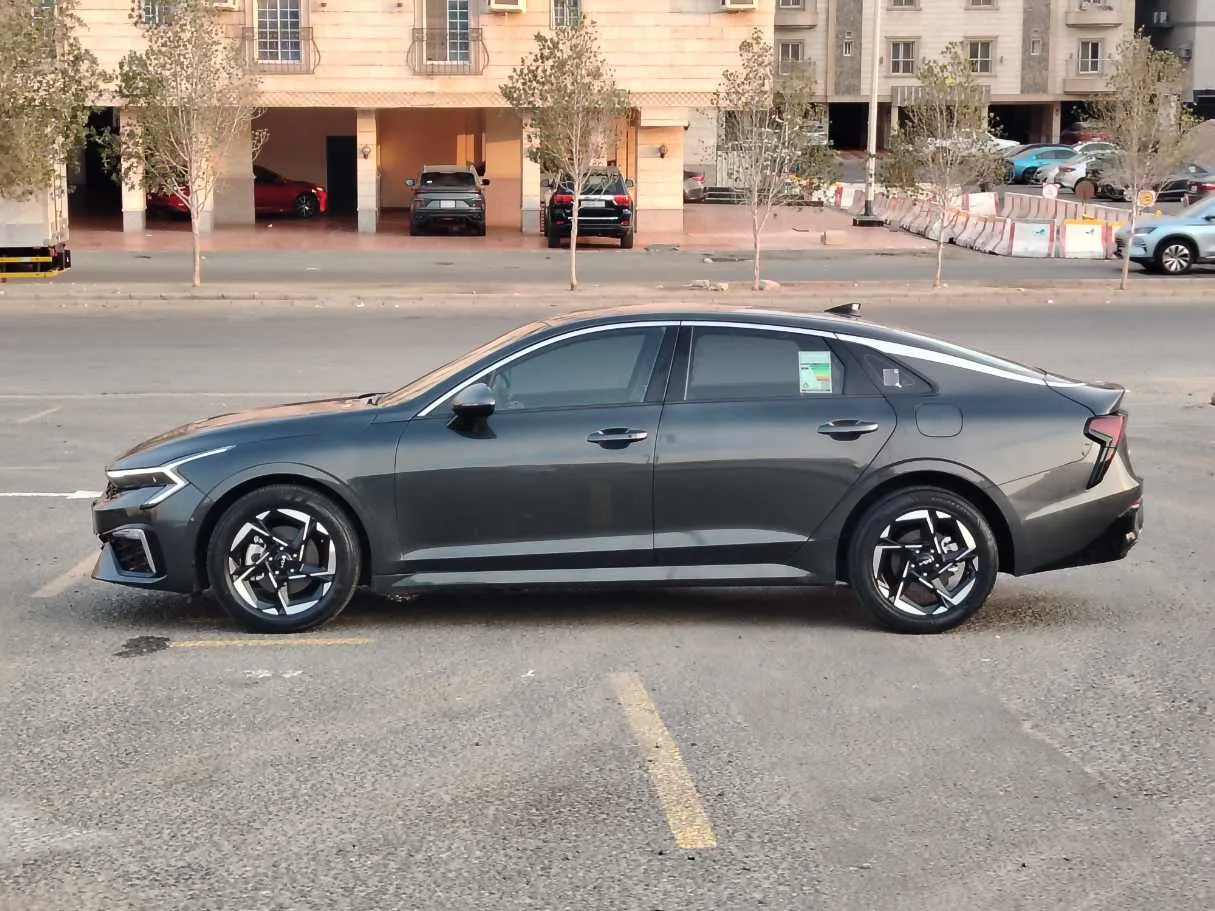 Car image 8