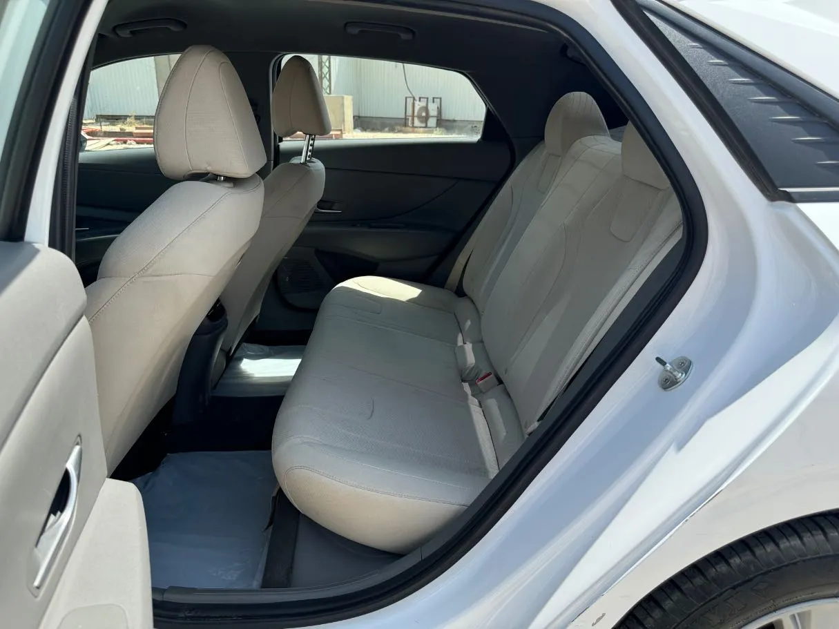 Car image 15