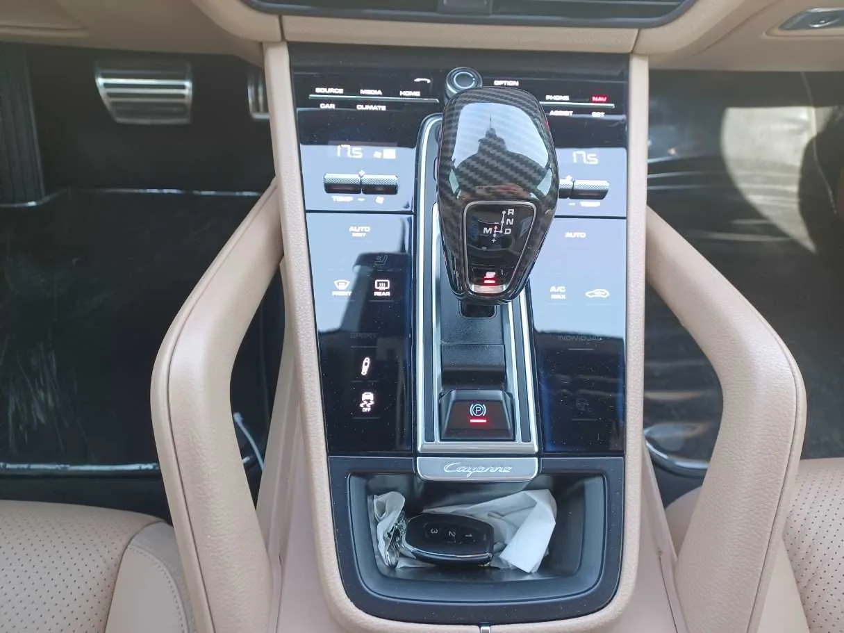 Car image 14
