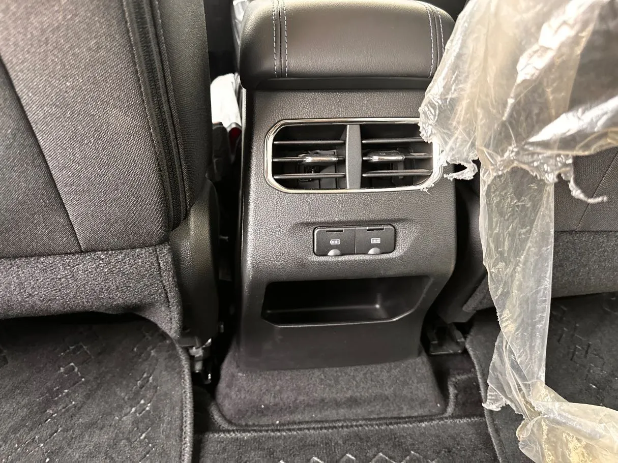 Car image 25