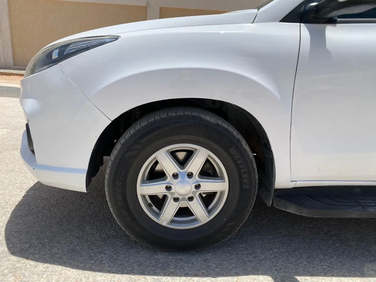 Car image 9