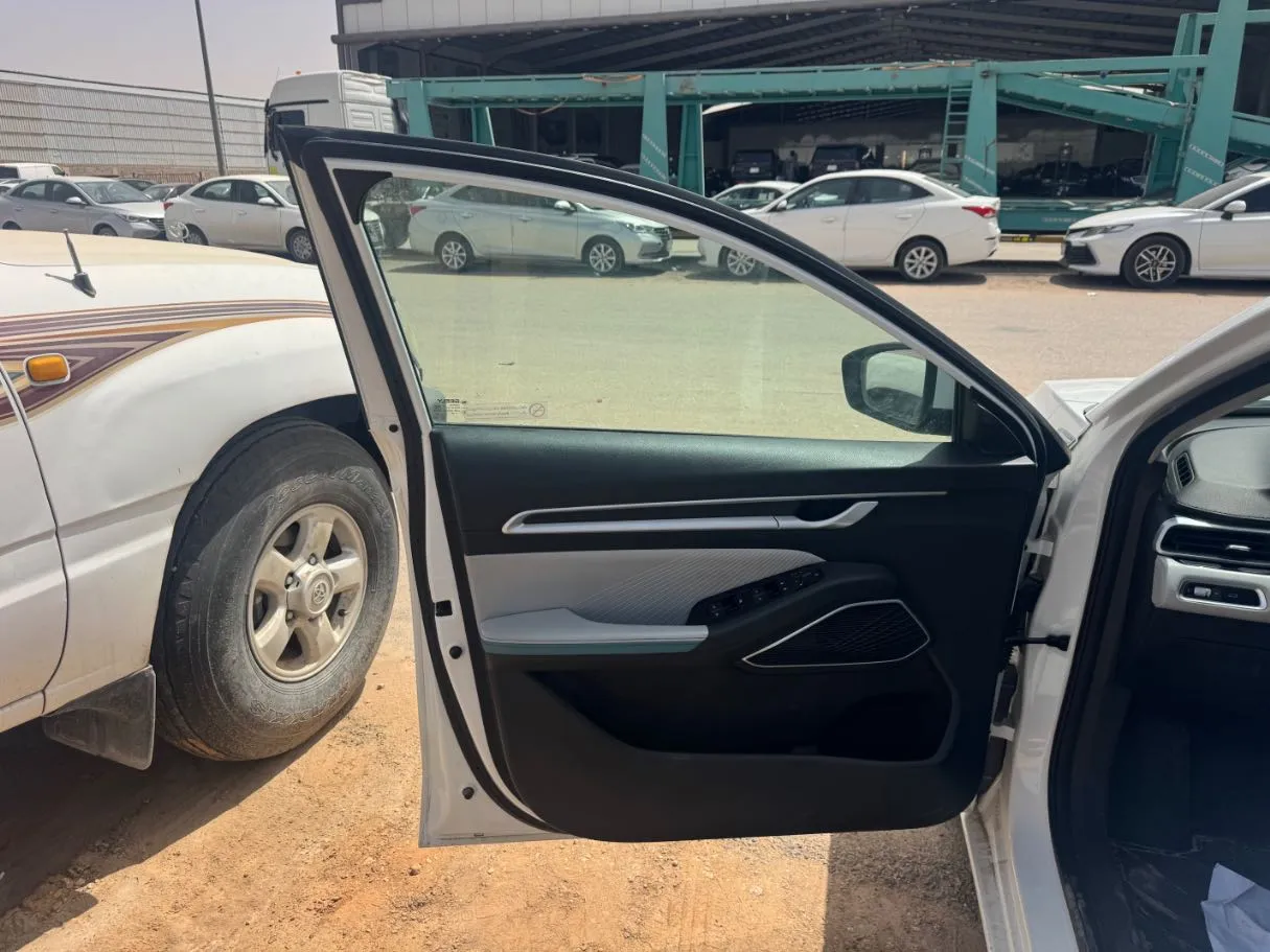 Car image 8