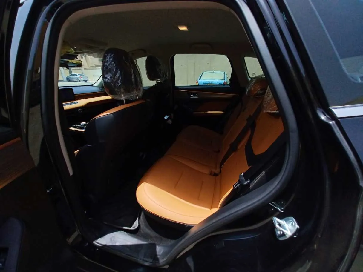 Car image 12