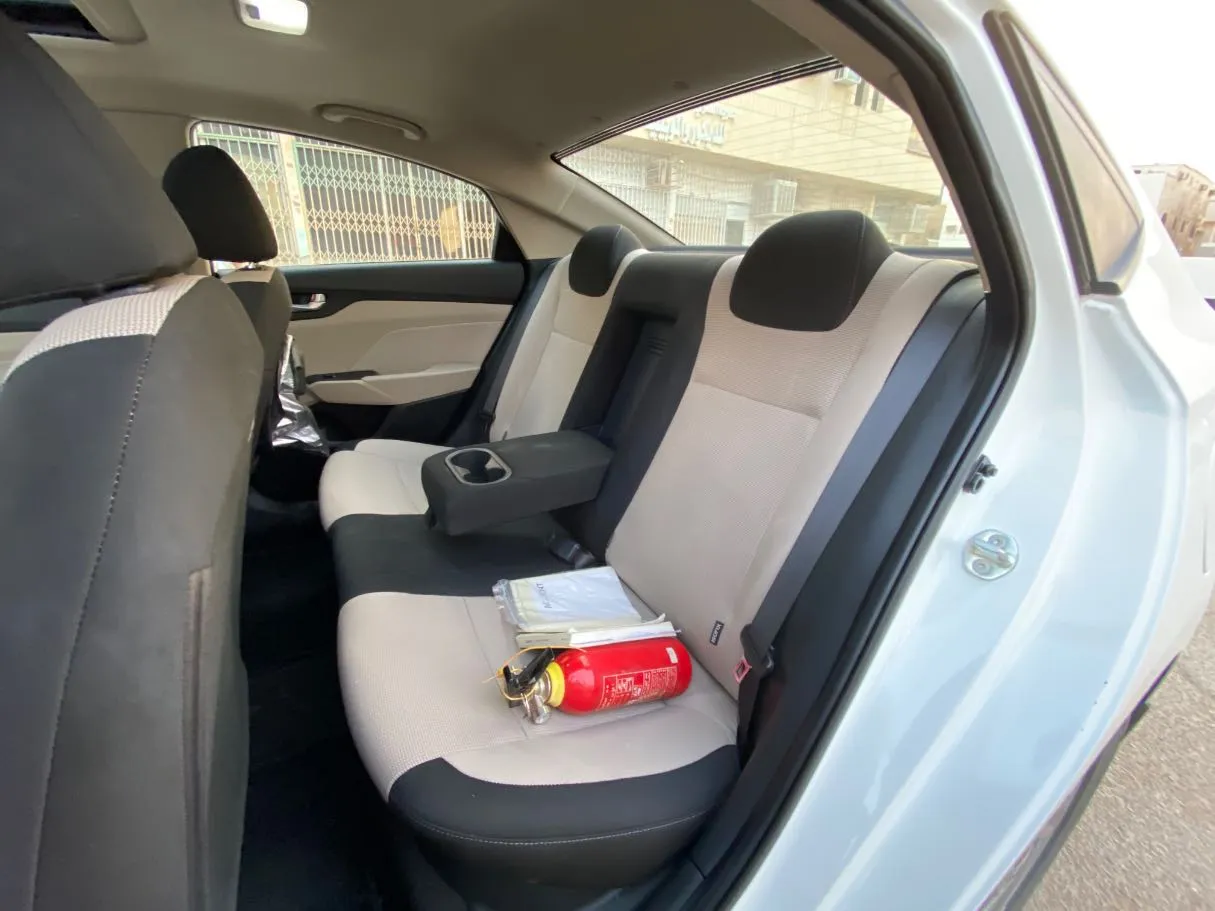 Car image 12