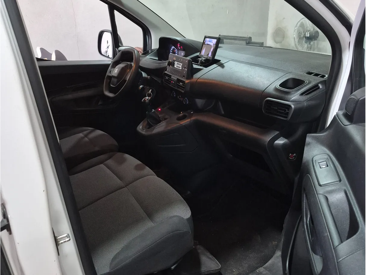Car image 7