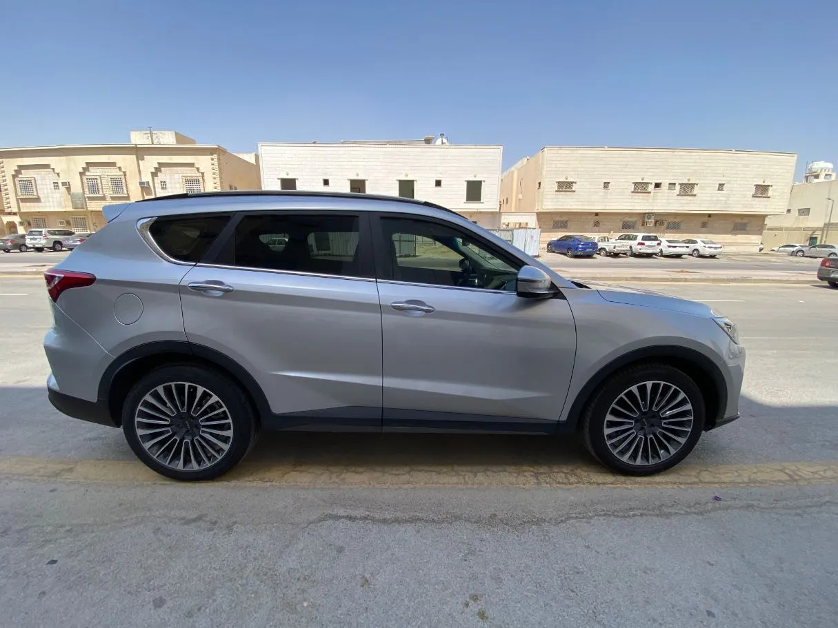 Car image 4