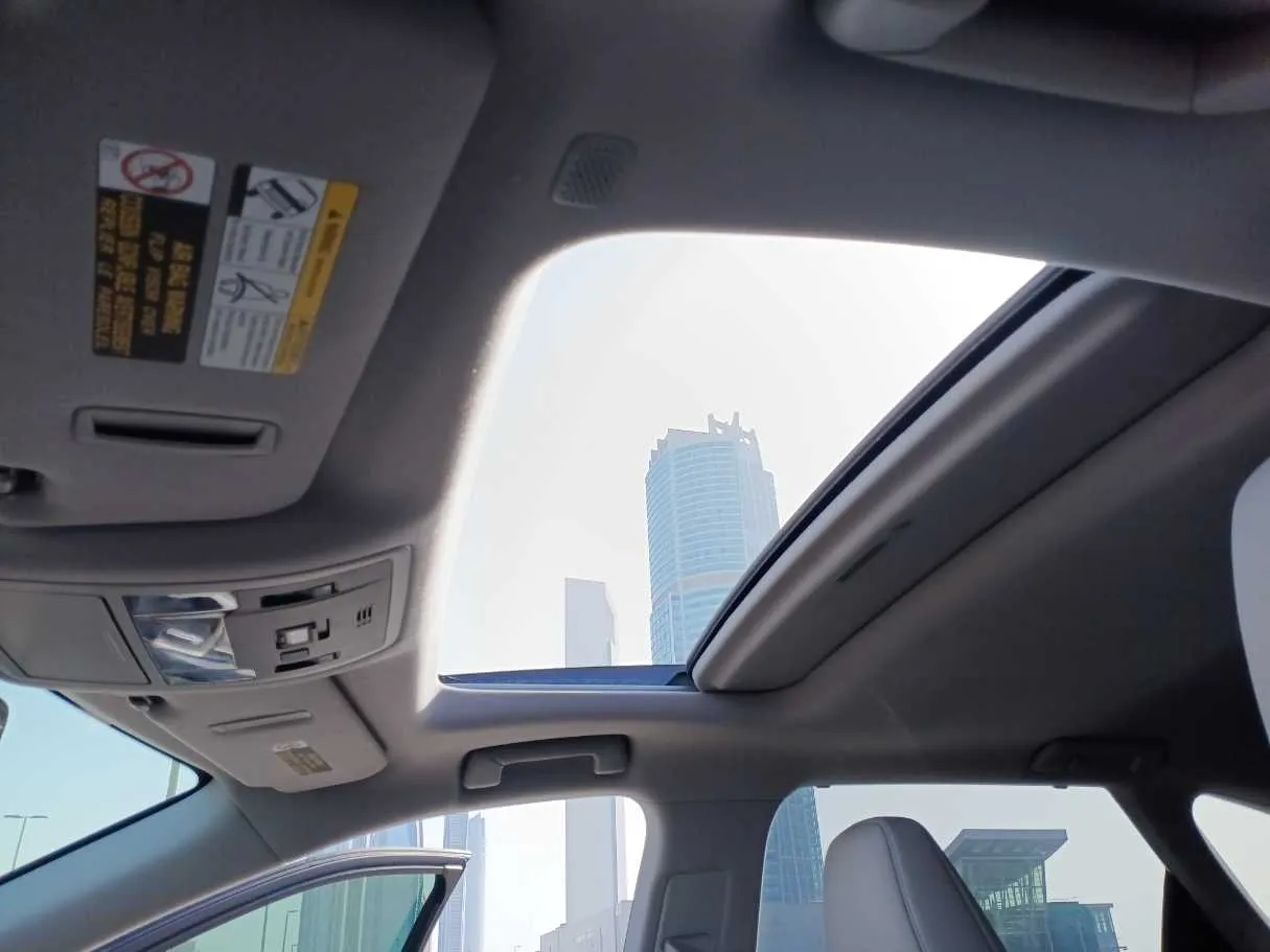 Car image 27