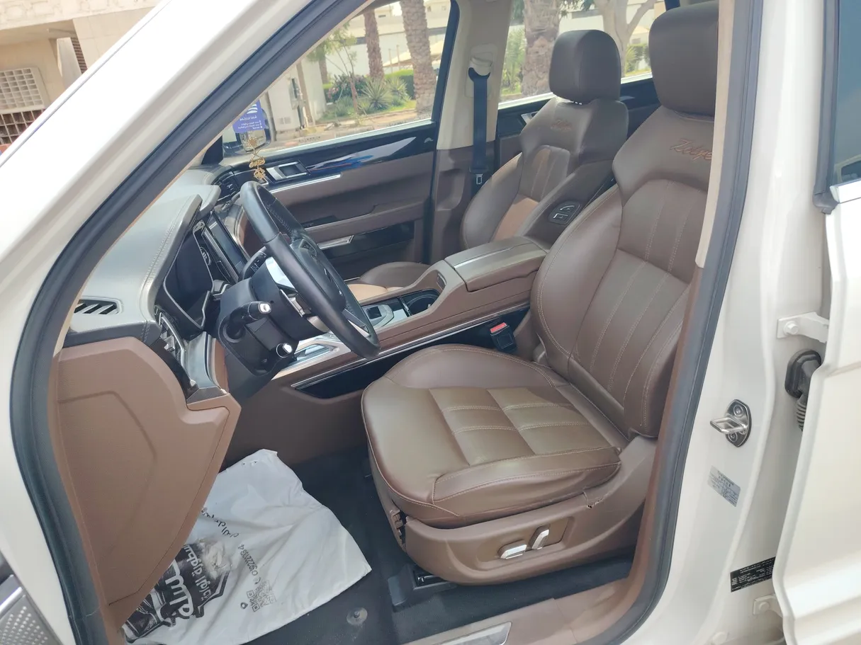 Car image 12