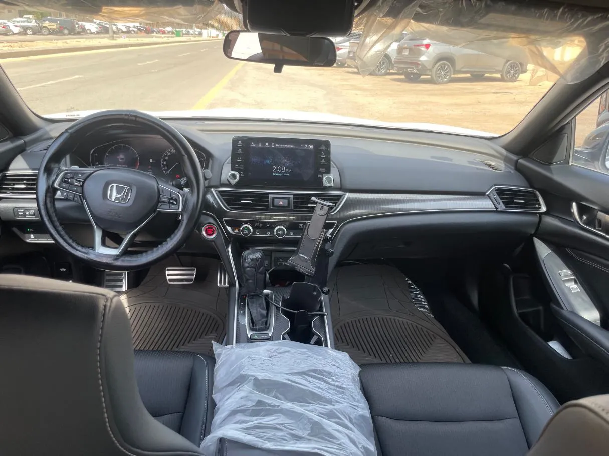Car image 18