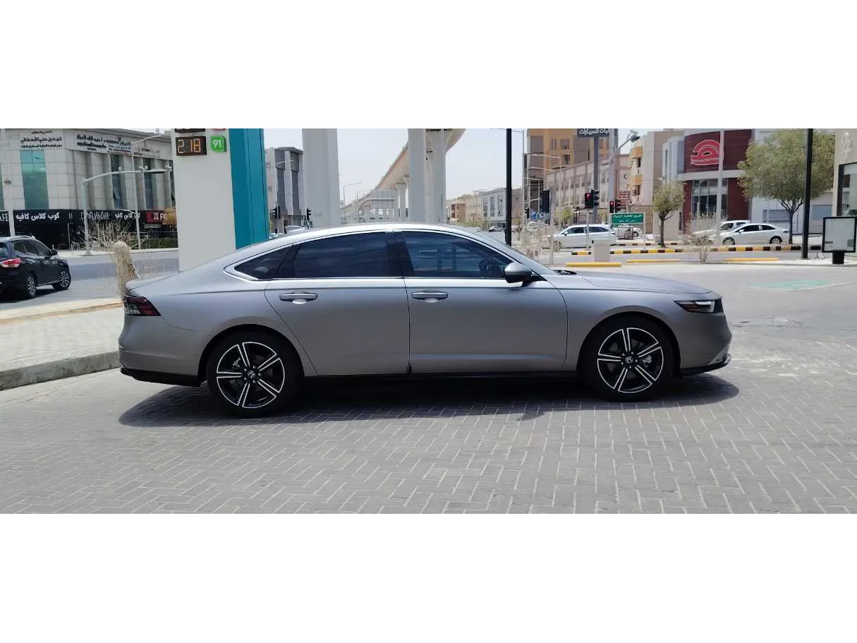 Car image 4