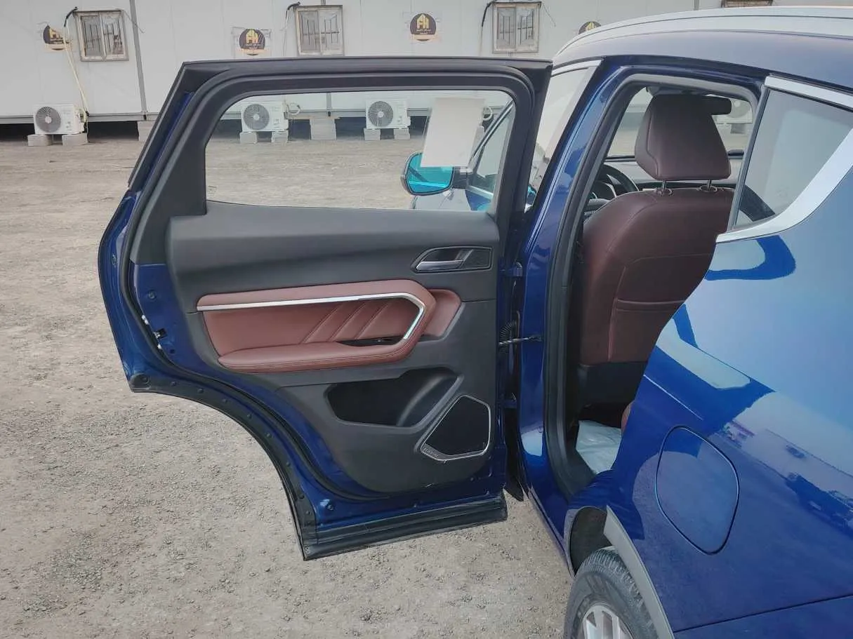 Car image 14