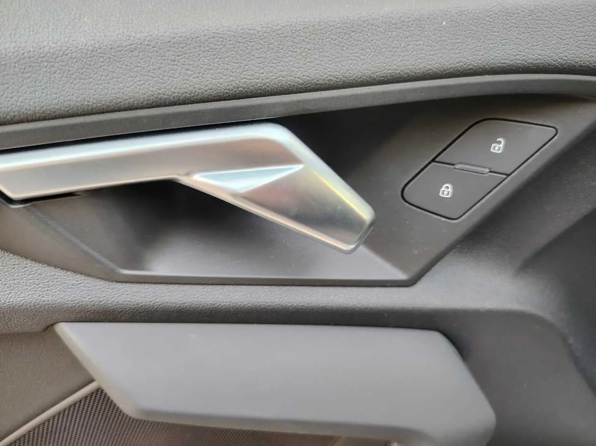 Car image 34