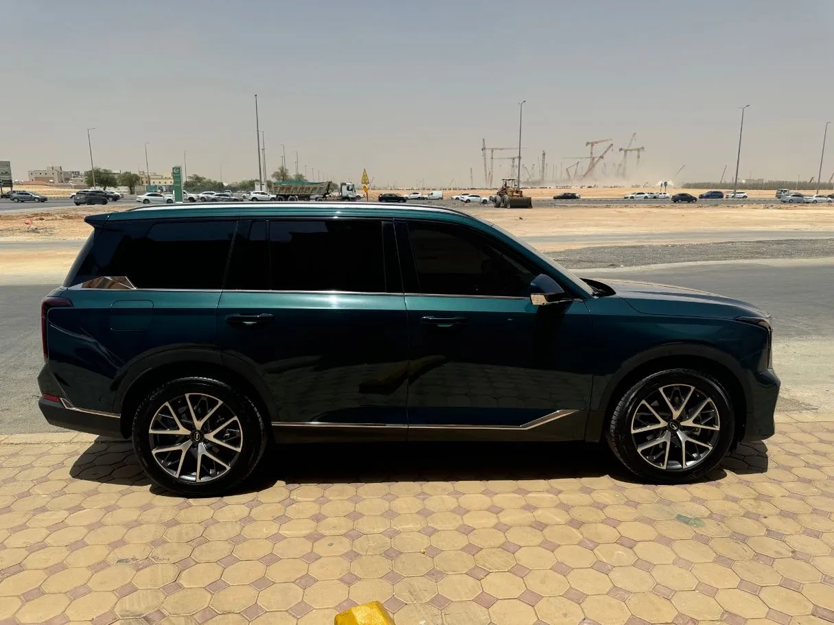 Car image 4
