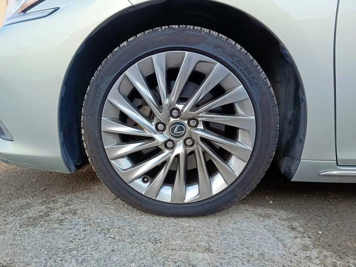 Car image 10