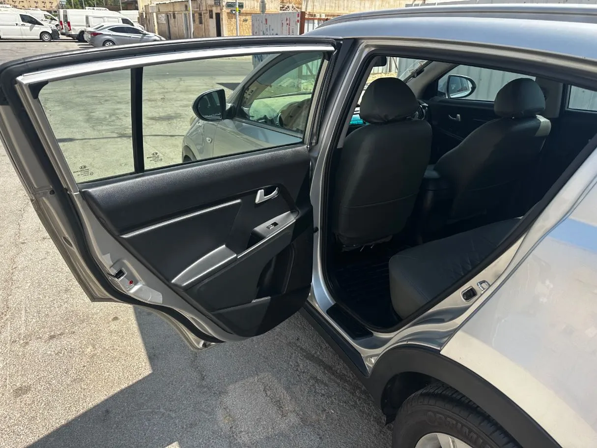 Car image 13