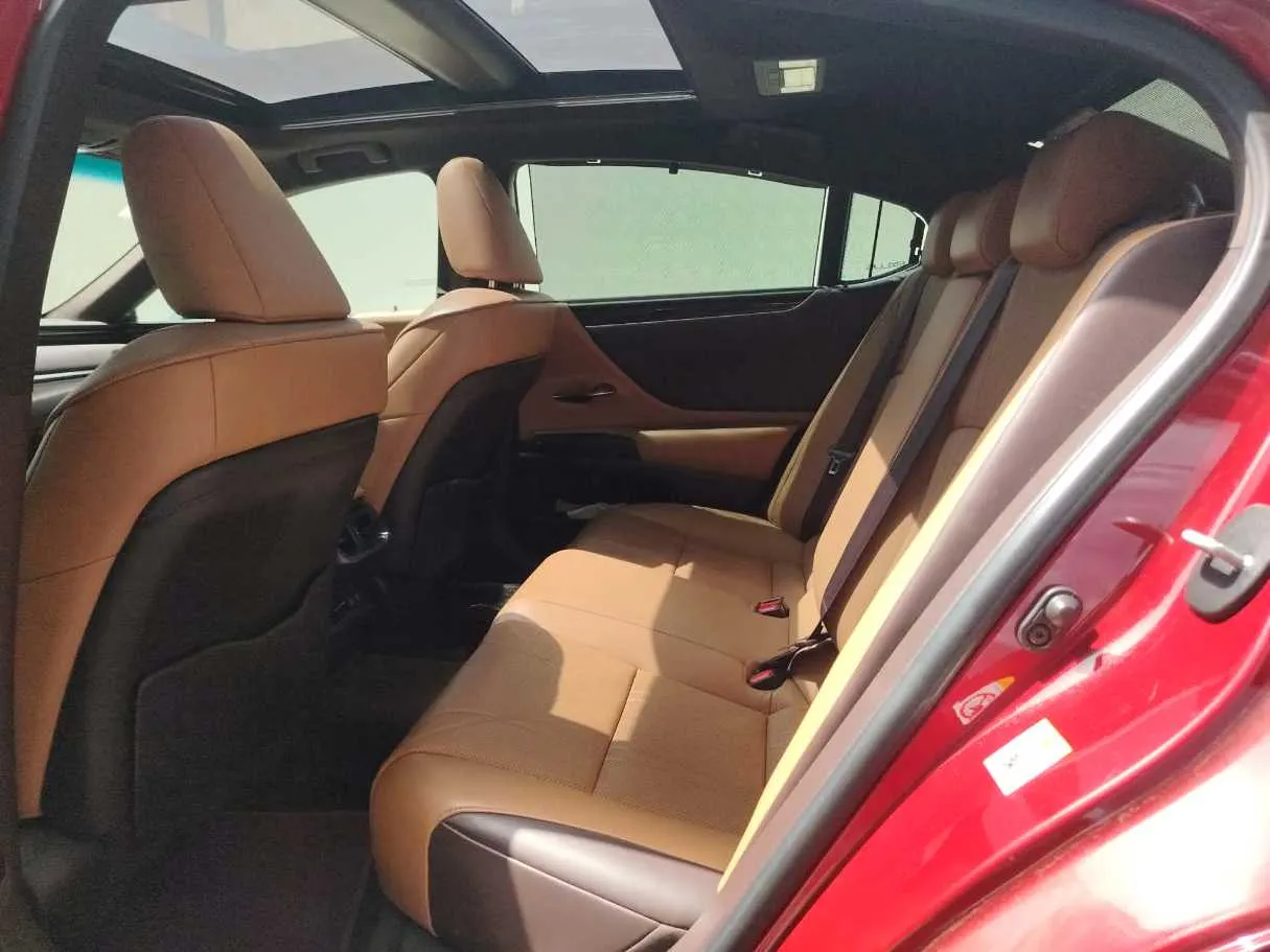 Car image 18