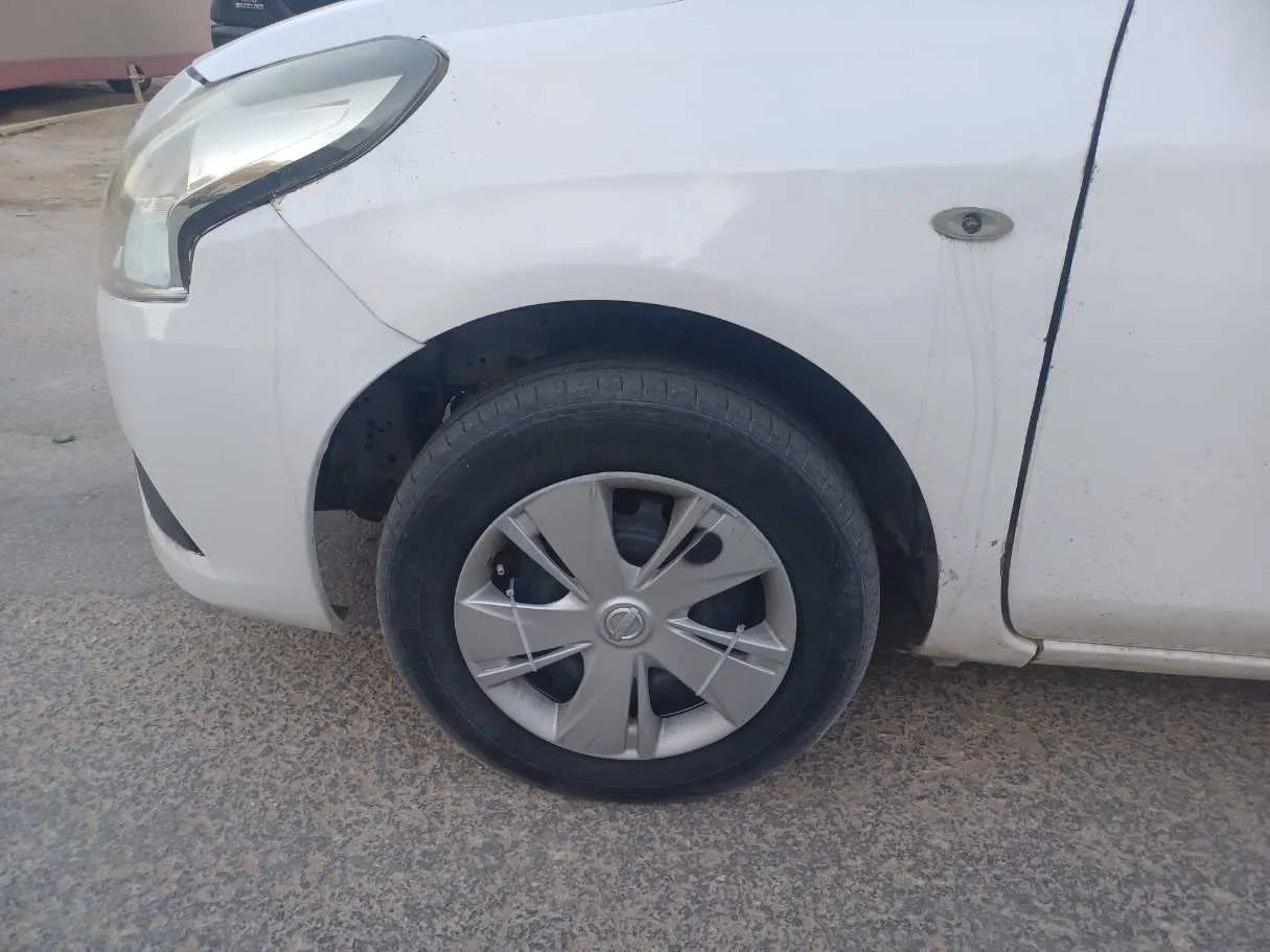 Car image 9
