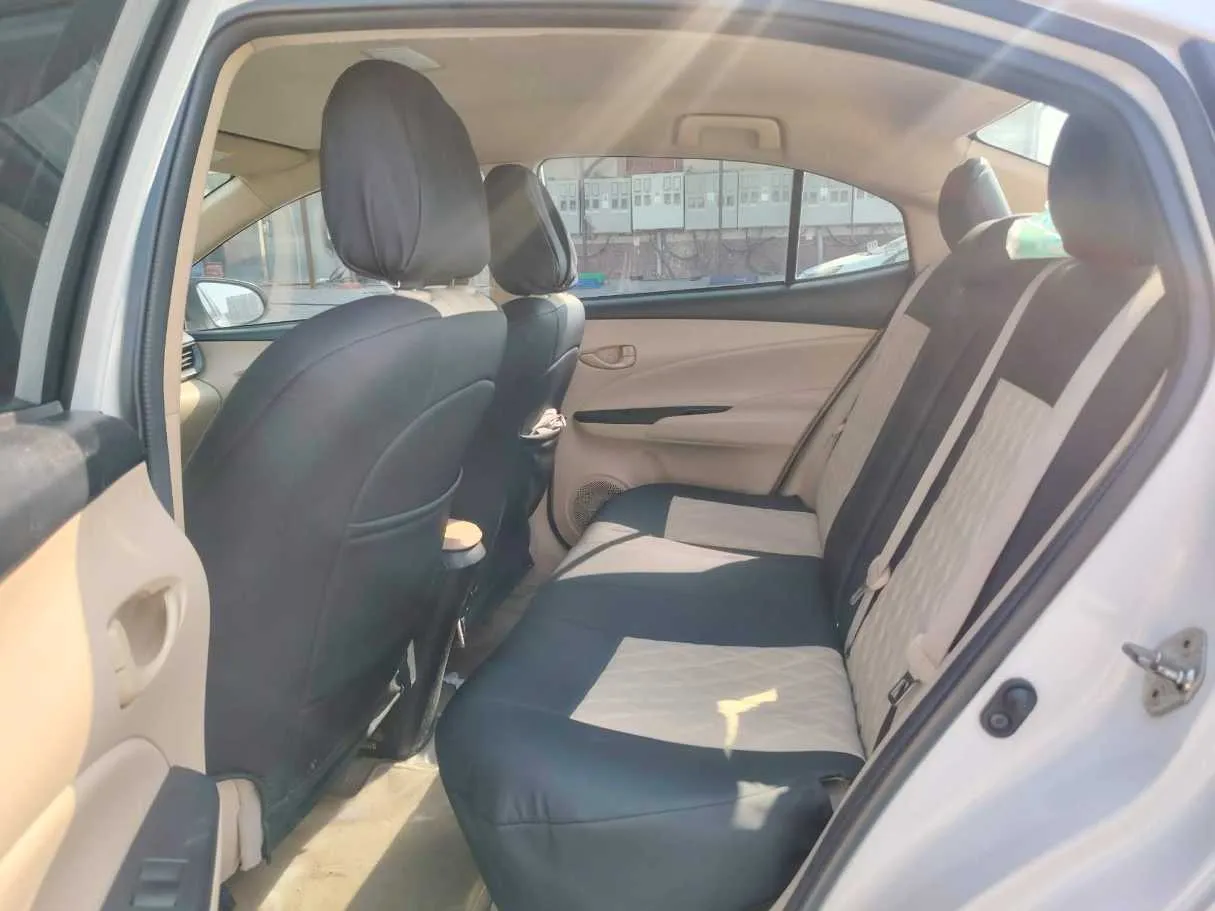 Car image 18