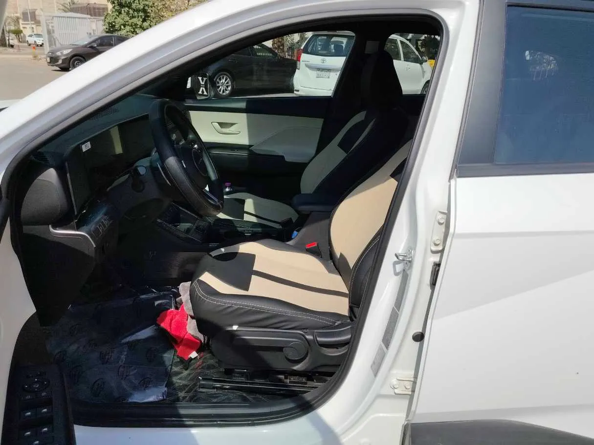 Car image 12