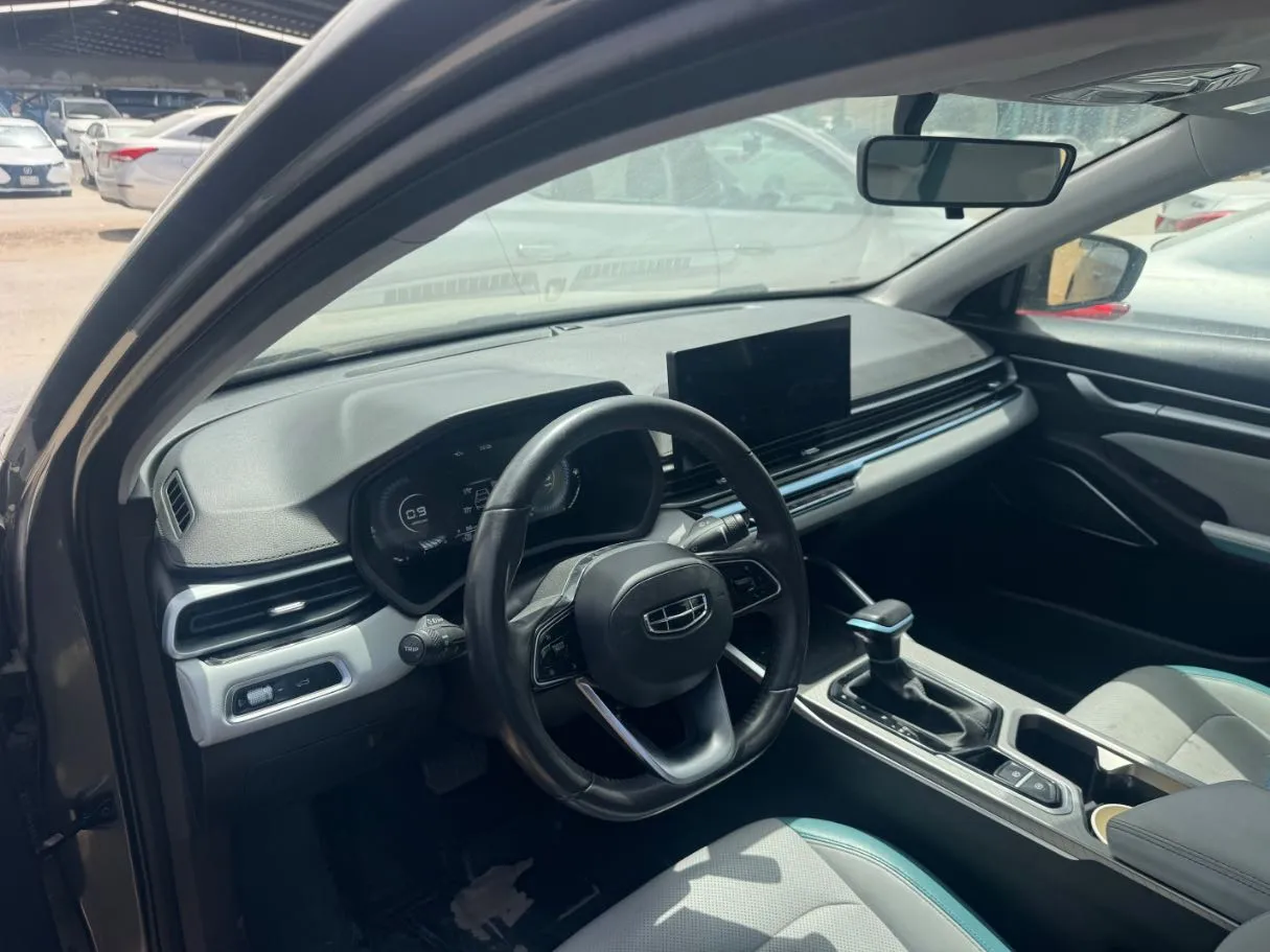 Car image 14