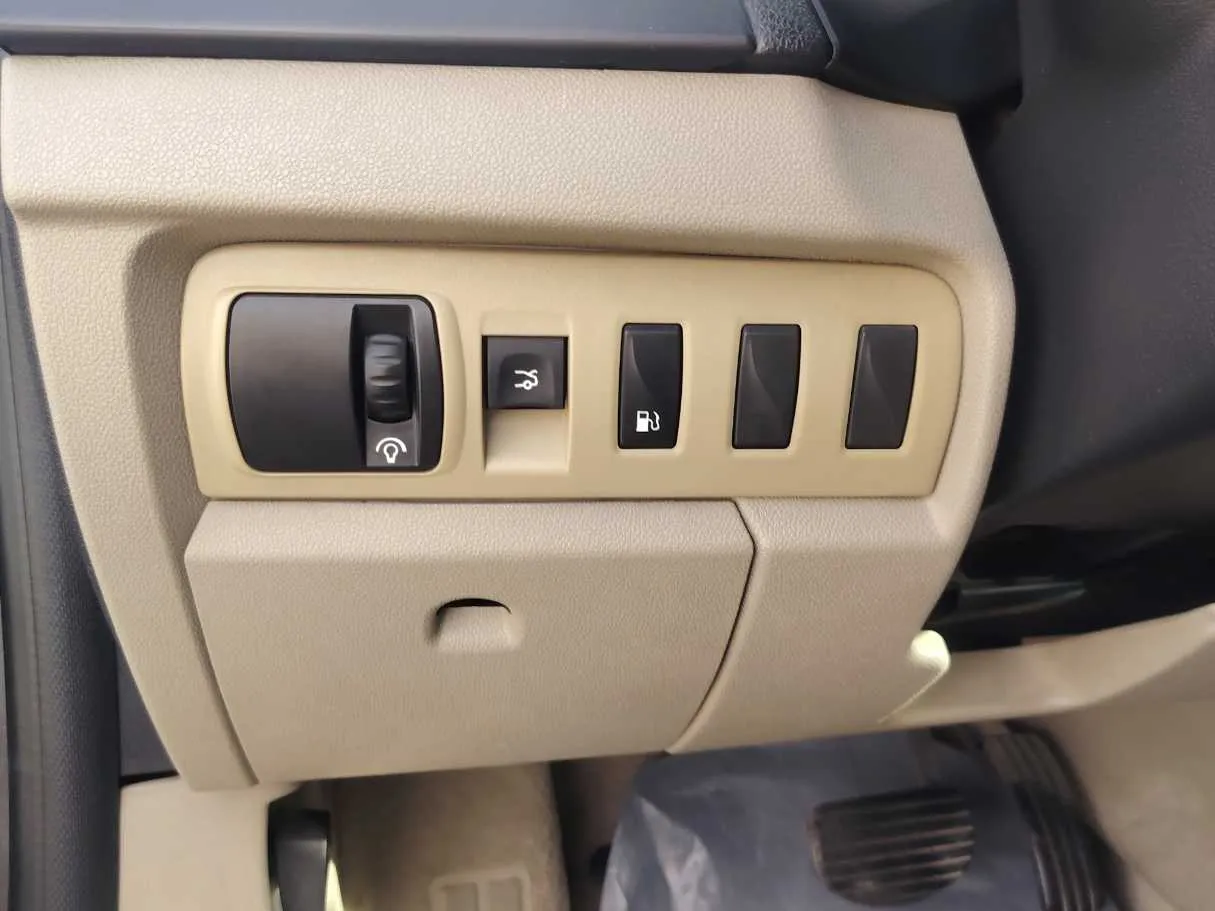 Car image 25