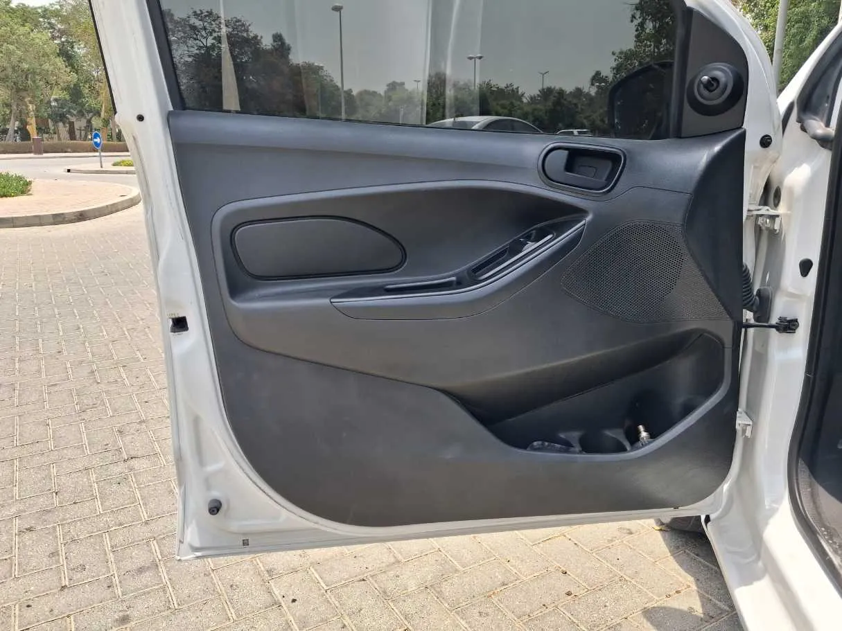 Car image 9