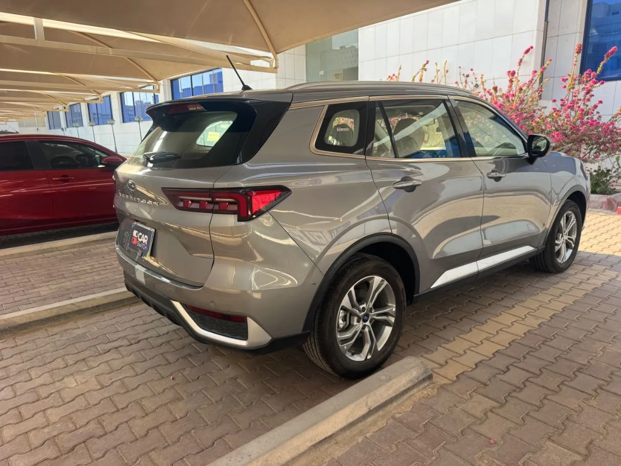 Car image 5