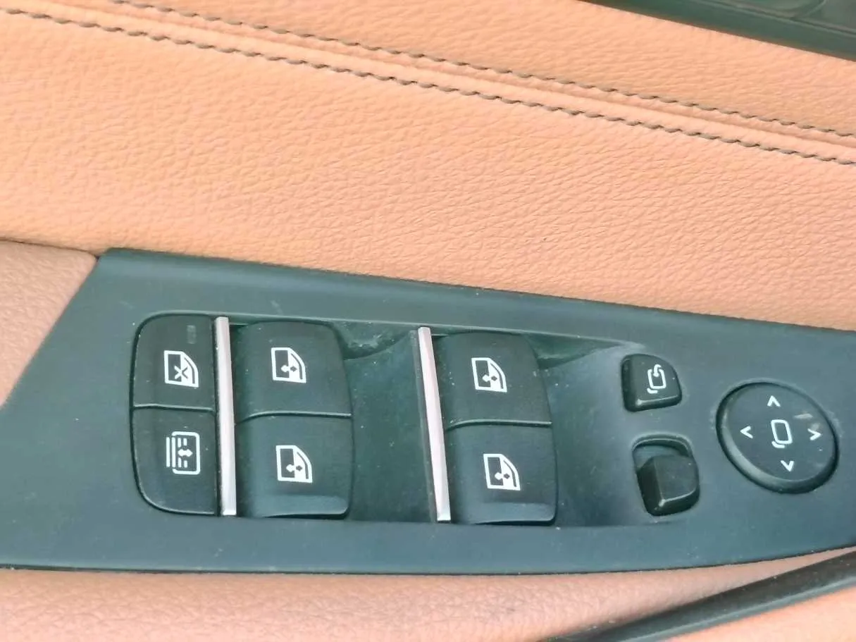 Car image 27