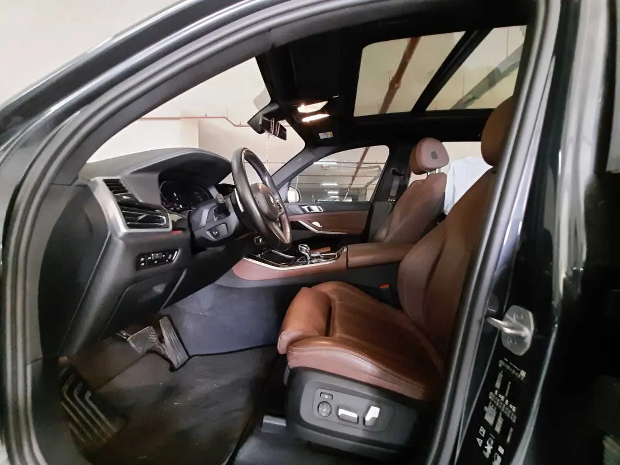 Car image 12
