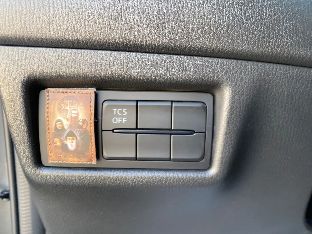 Car image 24