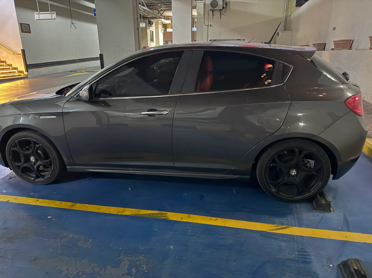 Car image 3