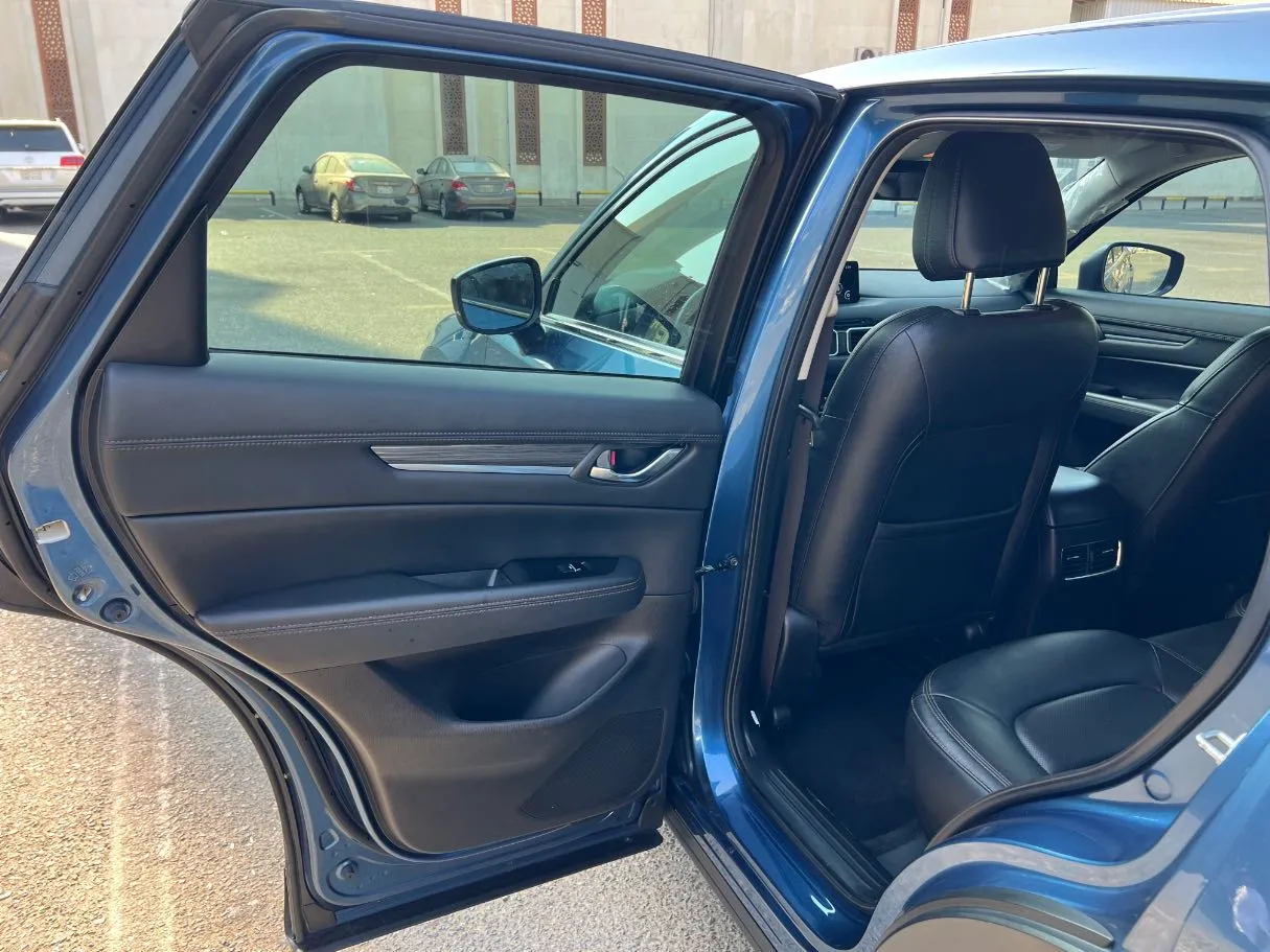 Car image 13