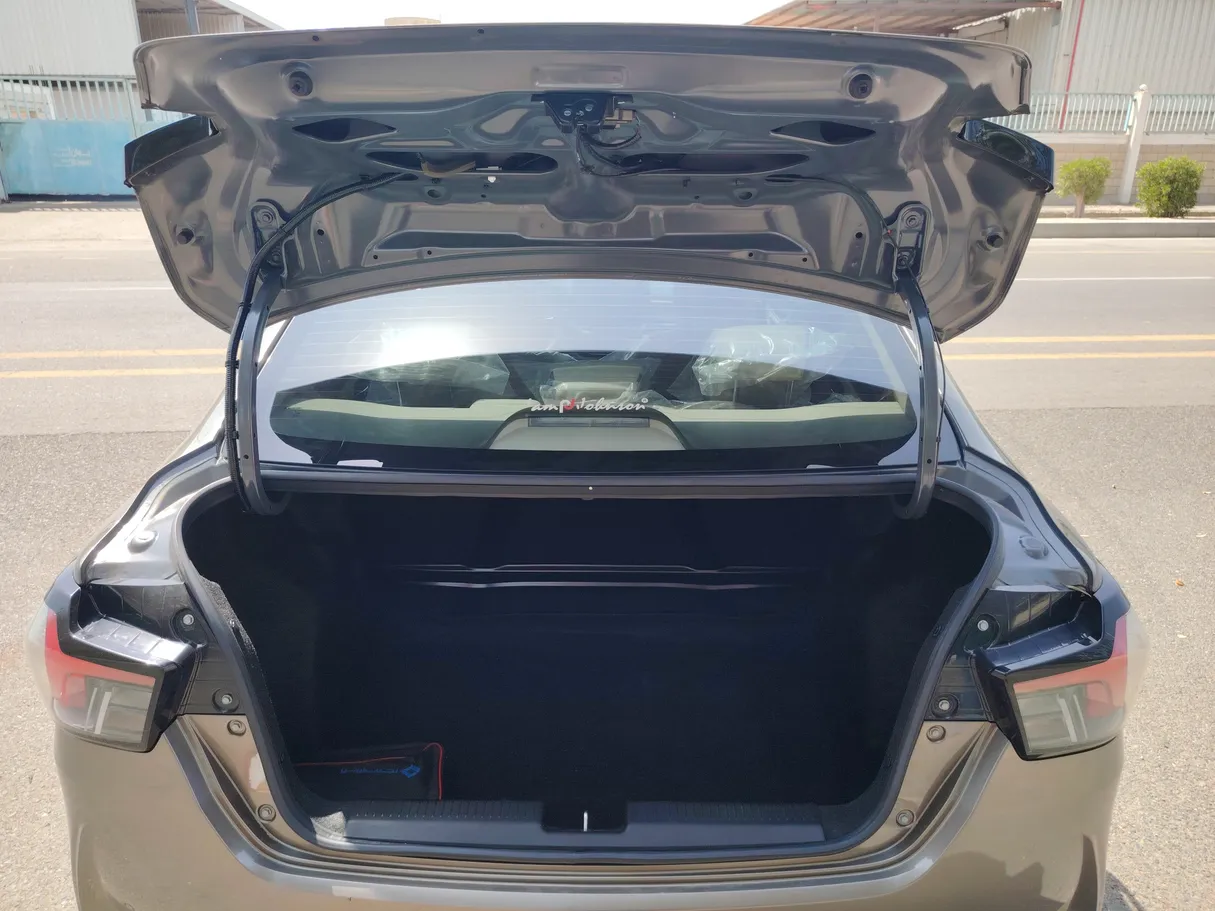 Car image 25