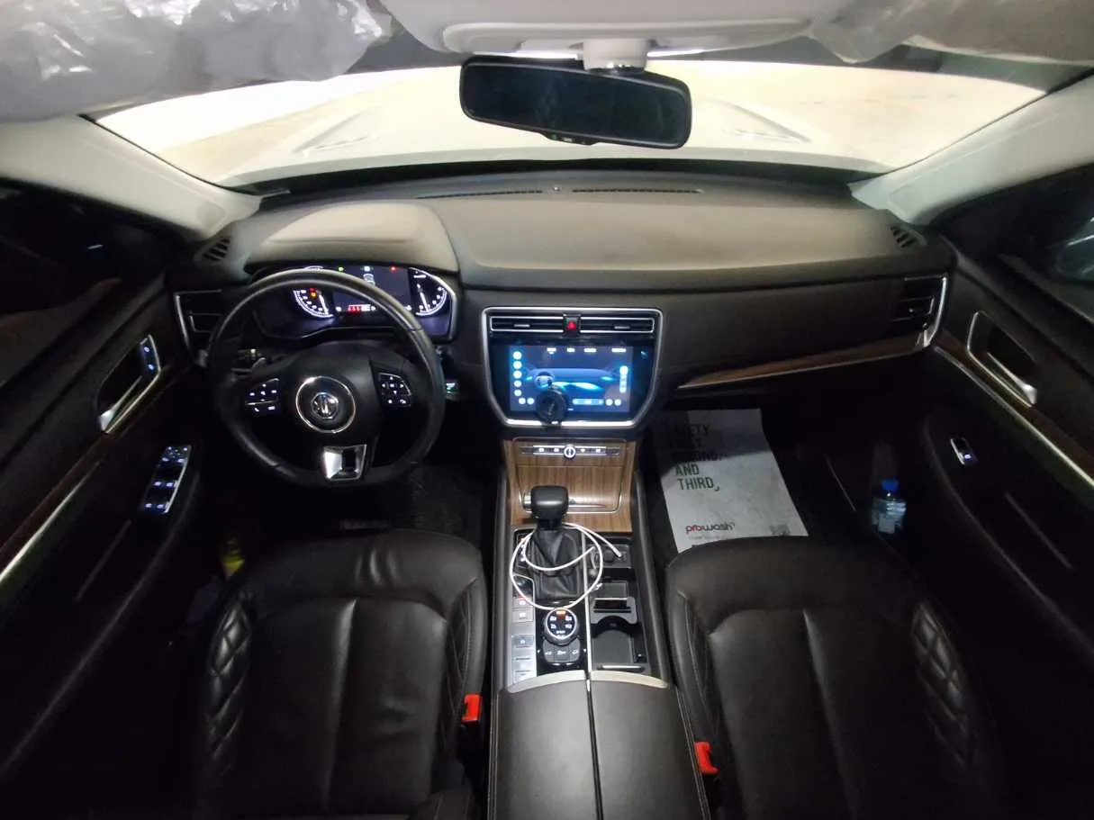 Car image 14