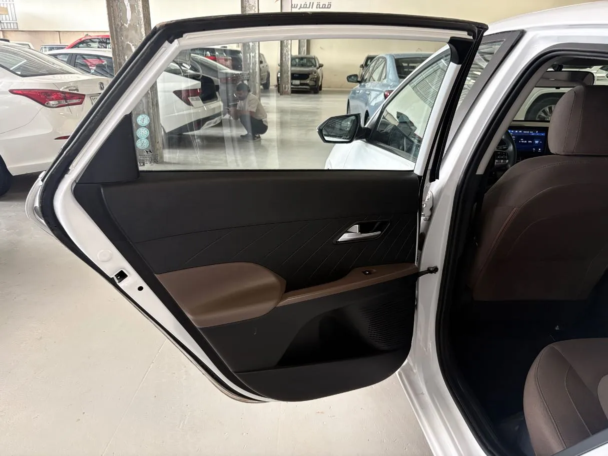 Car image 16