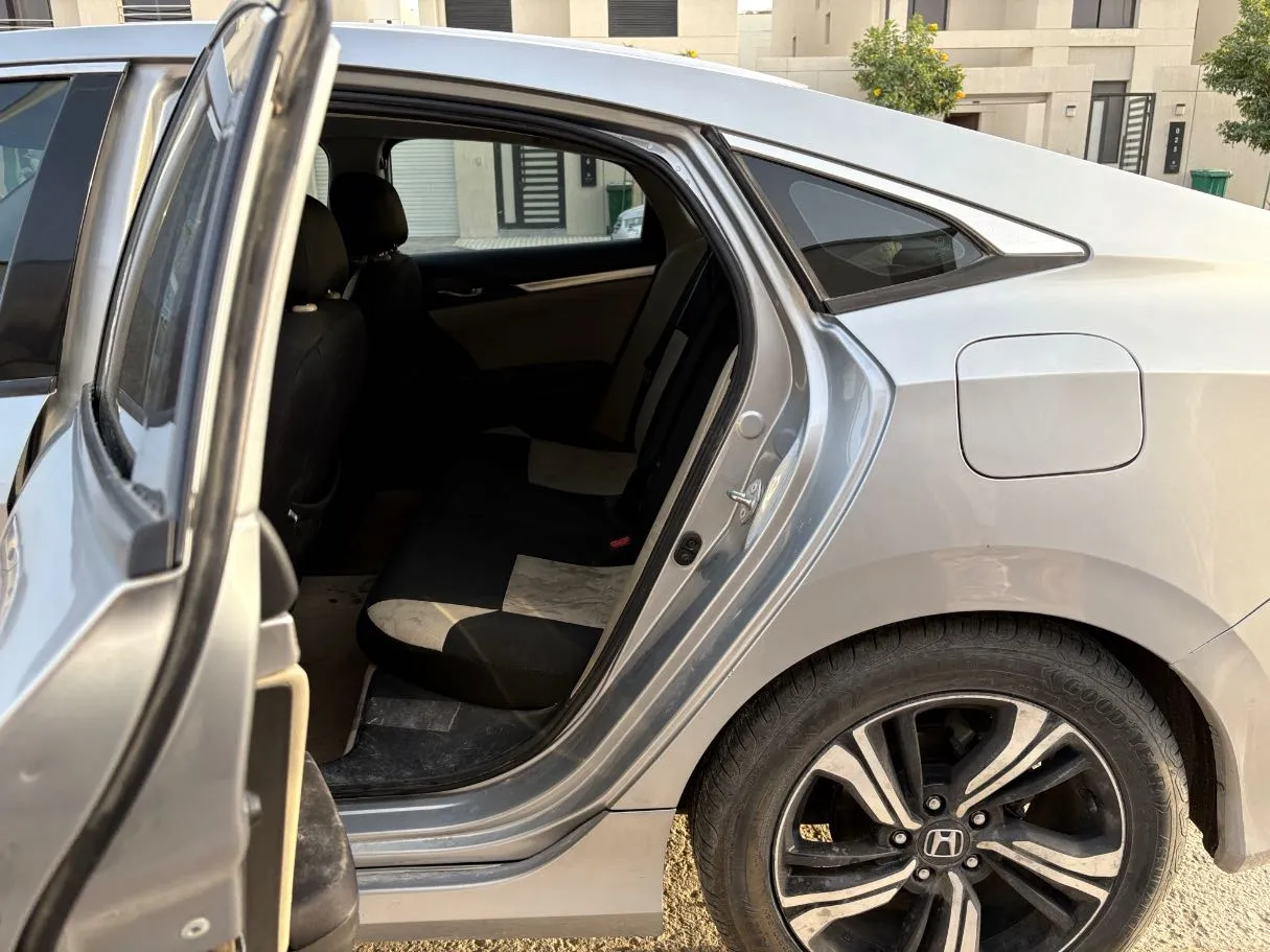 Car image 15