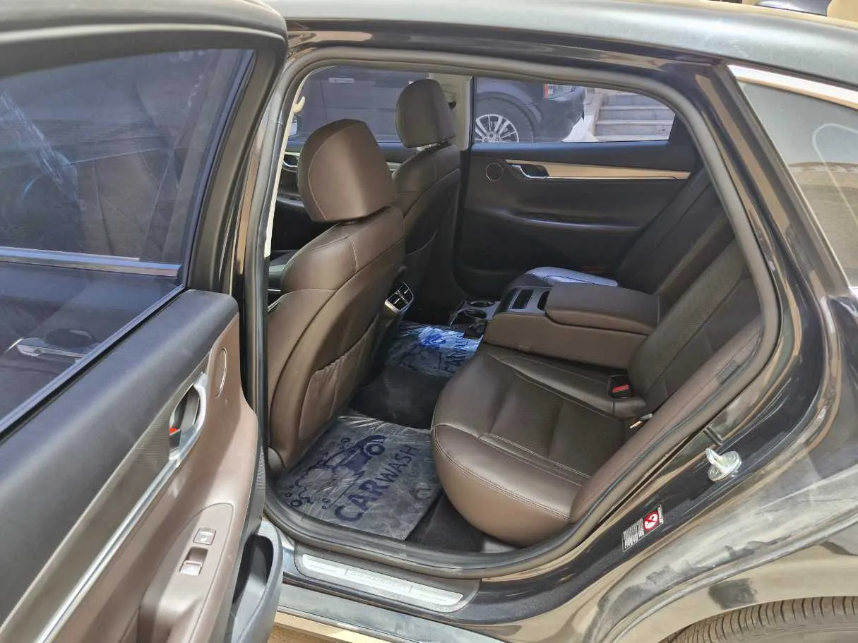 Car image 14