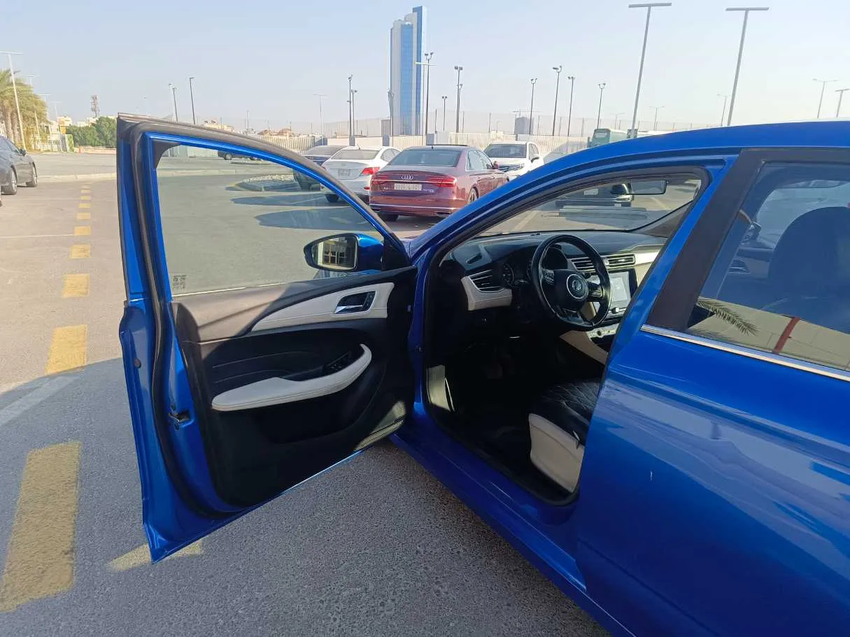 Car image 11