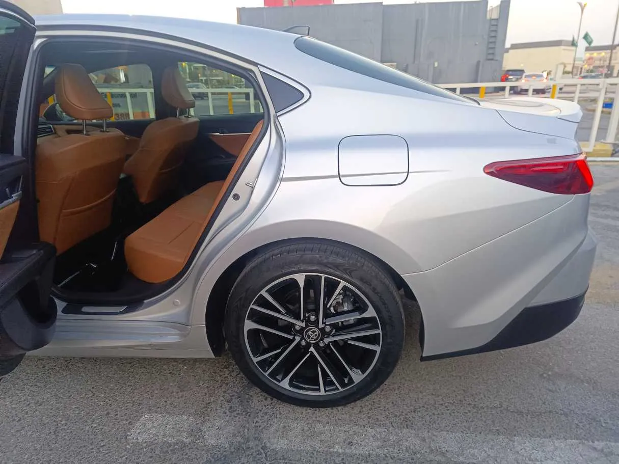 Car image 16