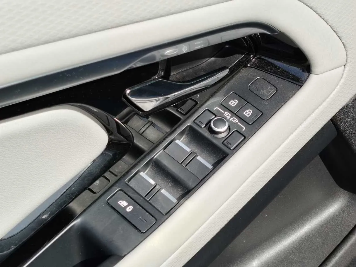 Car image 27