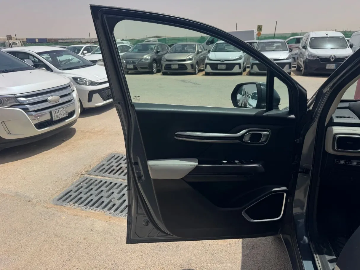 Car image 9